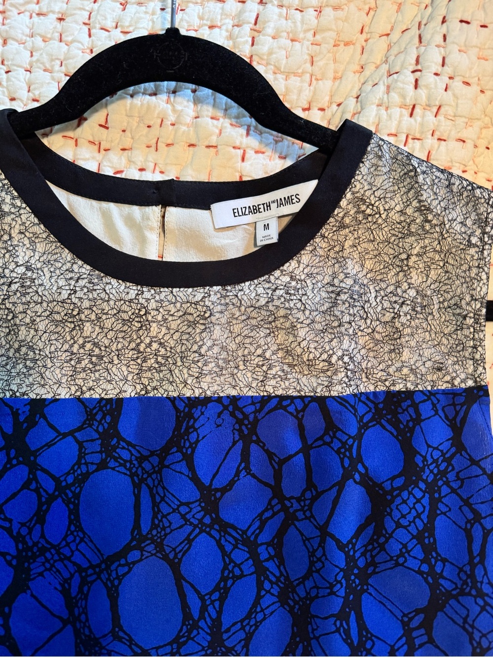 Elizabeth and James Blue Black White Abstract Cropped Silk Top - Picture 3 of 4